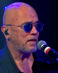 261K views · 8.5K reactions |  Pascal Obispo interprète son titre « Chanter » dans Le Grand Studio RTL ! Rendez-vous aujourd’hui à partir de 14H pour revivre les meilleurs moments du « Grand Studio » de cette saison ❤️ | RTL | Facebook