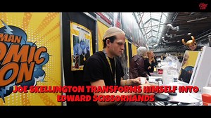 Die German Comic Con Berlin ist heute schon wieder drei Wochen vorbei, aber wir erinnern uns noch immer gerne an diese super Con im STATION-Berlin! Auch am Sonntag hat sich Joo Skellington vor euren Augen verwandelt. Dieses mal in Edward mit den Scherenhänden. Auch hiervon haben wir noch einmal ein kurzes Video für euch, welches ihr euch nicht entgehen lassen solltet! TICKETS: https://germancomiccon.com/berlin/ (Shop geht in Kürze online) #GermanComicConBerlin 26-27 September 2020 #Station #Berl