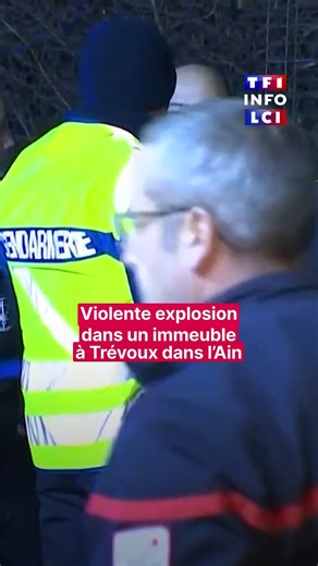 Violente explosion dans un immeuble à Trévoux (Ain) : au moins six victimes, dont deux enfants décédés Une violente explosion s'est produite au rez-de-chaussée d'un immeuble de 4 étages à Trévoux (Ain). Le sinistre a fait au moins 6 victimes, dont 2 enfants décédés, selon la préfecture. Le souffle de l'explosion a provoqué des bris de glace dans les établissements scolaires voisins. | TF1 INFO