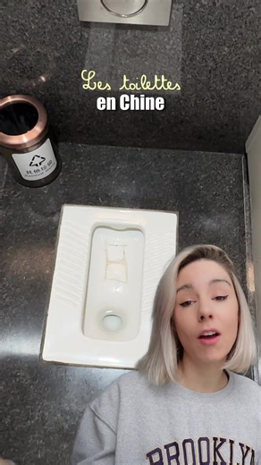 C’est sûr que lorsque tu es dans un dortoir où la seule chose qui te sépare de tes colocataires lorsque tu es aux toilettes est une porte pliable ouverte en bas… ce n’est pas le top… Mais quand ta voisine lâche un bronze avec un bon pet qui résonne bien, tu t’y fais très vite à ces toilettes, et ta gêne disparaît presque instantanément 🤣 Et puis tant qu’à dire les choses, si tu n’es pas habitué à manger épicé et que tu dois « expulser » en urgence, souvent ça ne dure pas juste quelques secondes