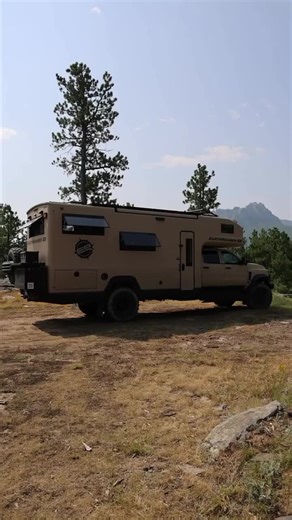 This expedition motorhome blends rugged capability with serious comfort. Think spacious sleeping areas, a refined kitchen, a full bathroom, and even laundry on board. 🤔💭 Could you see yourself exploring the world in a setup like this? 📲 Follow us for more content! @vanlifepedia Credit: @earthroamer #camperstyle #campertravel #camperliving #campervanculture #vanlifestyles #campertrailer #vantastic #camperlifestyle #camperlove #campervanconversions