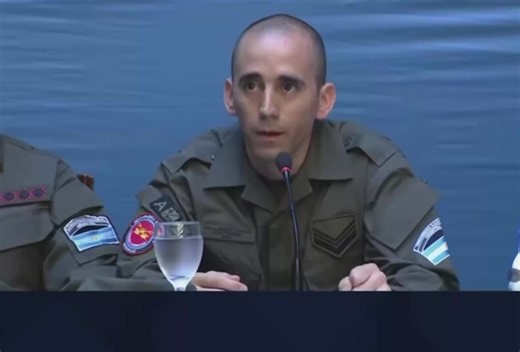 Con voz quebrada y pidiendo tiempo para asimilar lo que vivió en uno de los centros de torturas en #venezuela se presentó a la rueda de prensa Nahuel Gallo, un gendarme argentino, el cual fue secuestrado por funcionarios #venezolanos el 8 de diciembre de 2024 en Venezuela, por órdenes del régimen criminal de @Nicolás Maduro …. #tiktok (vs) #reels