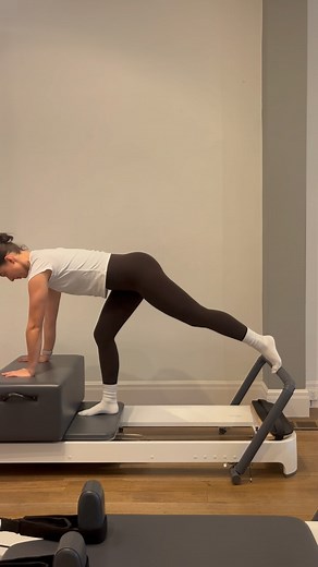 Movement By Phoeb on Instagram: "SHORT BOX LEGS 🤎 All done in a moderate spring tension (1x red on Allegro reformers) Supported kickbacks - kickback - calf raise - supporting leg flexion - slow tempo reps Standing split squat - split squat - arm reach and sweep (isometric hold in squat) - pulses #pilatesinstructor #reformerpilates #reformerflow #shortboxreformer #melbournepilates #exercisephysiologist"