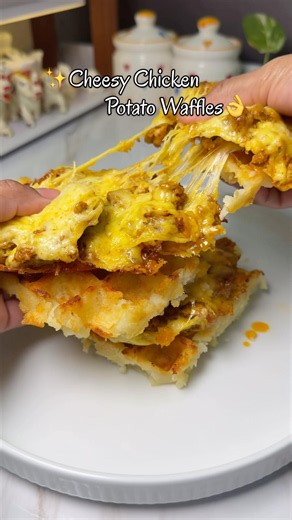 ✨Cheesy Chicken Potato Waffles👌 #CheesyChicken #PotatoWaffles #ChickenRecipe #FoodShorts