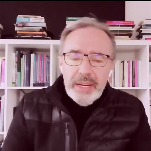 🚨 ANALISTA POLÍTICO ADVIERTE SOBRE UN ESTADO DE SITIO “El insistir en un estado de sitio 'estado de excepción' nos vas a confrontar mucho más entre bolivianos”, advirtió el analista político Jorge Richter al presidente Rodrigo Paz, señalando que una medida de excepción no resolverá la crisis y podría profundizar el conflicto social en el país. Richter afirmó que la salida debe ser el diálogo y la conformación de un gobierno de unidad para recuperar la confianza y evitar una mayor confrontación 