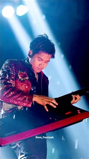 valen is so cool playing his keytar #valenda7 #valen #valenakbar #keytar #pangerandangdut #shorts...