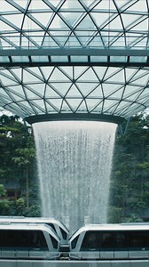 Découvrez la vidéo officielle de Man in The Moon de @coldplay (tirée de l'édition Full Moon de Moon Music), tournée à Singapour. #VisitSingapore #PassionMadePossible | VisitSingapore