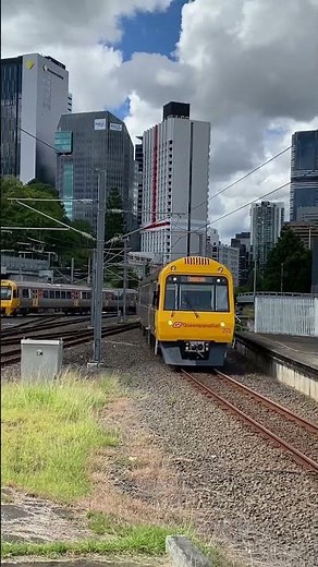 Queensland Rail SMU 200 at Brisbane Roma Street Train Station on Beenleigh Service ‪@kartwheelkarl‬