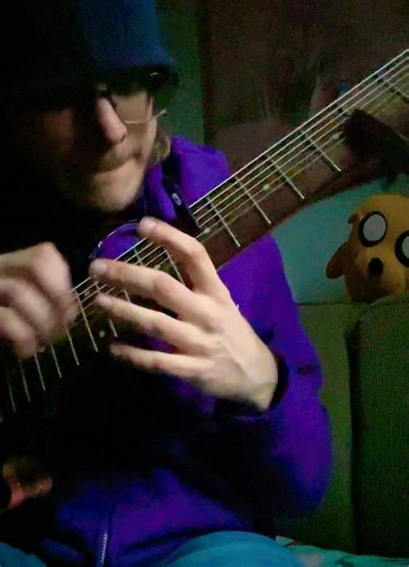 Dual capo experimental guitar riff (9 string)