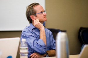 Lawrence Lessig : « Les principes fondamentaux d’Internet ont été court-circuités et on a laissé faire »