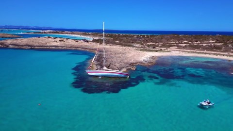 Formentera, Espagne : Un drone explore la plus petite île des Baléares