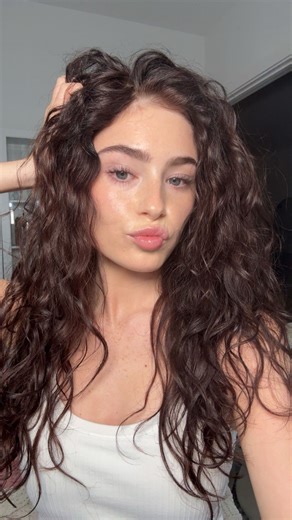 M W 💋 on Instagram: "slightly vulnerable post but i hope it helps my acne baddies out there🤍 #makeuptutorial #acne #easymakeuptutorial #acneproneskin"