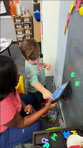 Graham counting using his AAC device. 💙💚#MiraclesInMotion