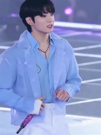 Bonjour 💜 Aujourd’hui, j’ai envie de te parler d’un artiste que j’aime énormément : Jeon Jungkook ✨ Né le 1er septembre 1997 à Busan, en Corée du Sud, Jungkook a grandi avec ses parents et son frère aîné. Très discipliné depuis toujours, il est ceinture noire de taekwondo. À la base, son rêve était de devenir joueur de badminton, mais la danse a vite pris une place importante dans sa vie, notamment grâce au B-boying. À seulement 13 ans, il participe à Superstar K3. Même s’il ne gagne pas, il at