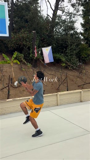 ✅ RipLight Work - 📝Split Thru Cross Inside Step(Motion step) Motion Step Dribble Step - RipLight Color Reads: 🔵🔴 = Finish 🟢 = Speed Stop Shot • • • “Trust in the Lord with all your heart, and do not lean on your own understanding. In all your ways acknowledge Him, and He will make straight your paths.” - Proverbs 3:5-6 • Follow for more #basketball content‼️ For training inquiries DM @primetimeelitebasketball‼️ #primetimeelitebasketball #basketballtraining #basketballtips #basketballskills #