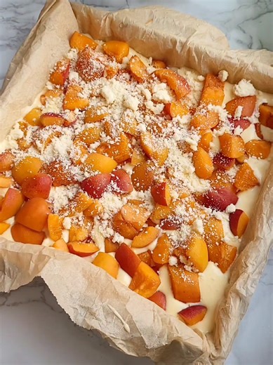 PYSZNE CIASTO Z MORELAMI Foremka 24x24 Składniki wcześniej wyjmuję z lodówki. 4 jajka 230g mąki pszennej 1 łyżeczka proszku do pieczenia 120g masła 150g cukru Kilka kropli aromatu waniliowego Ok 600g moreli Morele myję,pozbywam się pestek i kroję na małe kawałki. Kruszonka: 100g mąki pszennej tortowej mieszam z 60g cukru pudru oraz 60g masła, 3 łyżki wiórek kokosowych(opcjonalnie), kilka kropli aromatu wanilioweg, całość delikatnie rozcieram dłońmi aż składniki się połączą (nie zagniataj zbyt mo