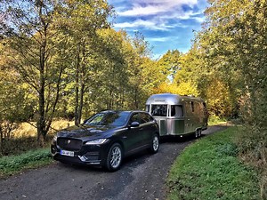 Willkommen im Airstream 604 😍 Mehr Informationen zu diesem Modell: www.airstream-germany.de/wohnwagen/airstream-604/ Prospekt bestellen oder direkt downloaden: www.airstream-germany.de/prospekte/ #airstream #jaguar #fpace #herbst #indiansummer | Airstream Germany