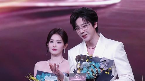 《2025微博之夜》刘宇宁获奖，感慨和白鹿见证了彼此的成长