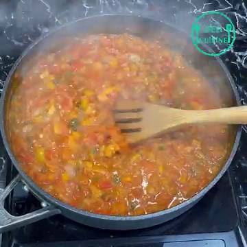 LA CHAKCHOUKA 🥫 Facile, rapide et délicieux 😋 Ingrédients : 1 oignon 2 poivrons 4 tomates 1 c.à.s de concentré de tomate 2 gousses d’ail Persil hachée 4 œufs Sel, poivre, cumin, paprika | Deli Cuisine