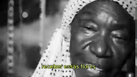 “Eu fui na beira da praia” é um ponto tradicional da Umbanda, nascido da tradição oral dos terreiros e dedicado a Iemanjá. Canto coletivo, sem autoria definida, que atravessa gerações como reza, louvação e chamada do mar. Na voz de Lia de Itamaracá, patrimônio vivo da cultura brasileira, esse ponto ganha corpo e memória. Mestra da ciranda, nascida e criada na Ilha de Itamaracá (PE), Lia construiu uma trajetória marcada pela preservação das culturas populares, levando o canto ancestral do Nordest