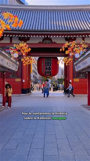 La Puerta Kaminarimon es la entrada principal al Templo Senso-ji en Tokio, Japón. ❤️⛩️ Reconstruida en 1960, su historia se remonta al siglo IX, ligada a la leyenda de dos pescadores que encontraron una estatua de Kannon, la diosa de la misericordia. Esta puerta, llamada “Puerta del Trueno”, tiene estatuas de Raijin (dios del trueno) y Fujin (dios del viento) como guardianes. Es un símbolo icónico de la historia, espiritualidad y tradición japonesa en la ciudad de Tokio. . . . . . . . . . . #via