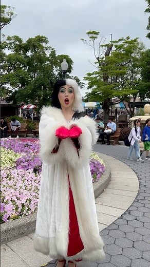 庫伊拉來了，女魔頭原來也愛.... Cruella De Vil （101忠狗反派） 給錢錢才能拍照📷 No money no photos