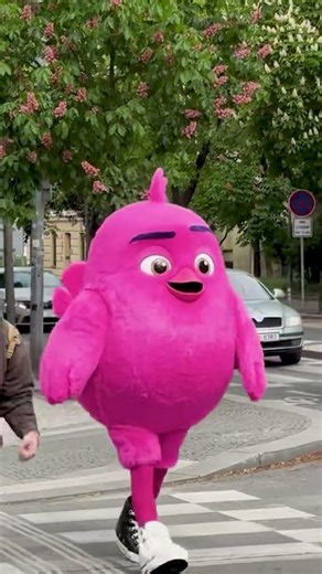 Už jsi viděl/a Smartyho naživo? 🐤 #maskot #irl #diva #meme #mascot