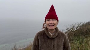 21K views · 2K reactions | JULEHILSEN FRA BODIL Bodil har, igen haft et forrygende år med enorm travlhed. Men Bodil prioriterer naturligvis, at I følgere skal have en velment lille julehilsen, så værs’go’.  Glædelig jul og godt nytår  | Bodil Jørgensen Skuespiller | Facebook