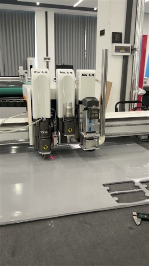 Foam shock pad processing with a flatbed cutting machine