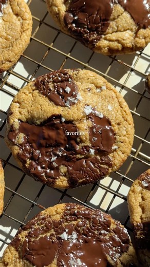 healthier chocolate chip cookies🍫 recipe on emmasplate.com!