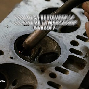 🔧 La culasse de la Marcadier Barzoï a besoin d’une réparation. Gerry a déniché un spécialiste pour s’en occuper ! 📺 Wheeler Dealers France, nouvelle saison inédite chaque mardi à 21h10 sur #RMCDécouverte et sur RMC BFM PLAY ➡️ https://bit.ly/44sCosr | RMC Découverte
