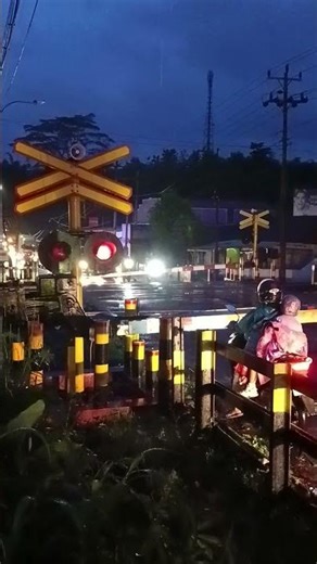 Train Passing at Indonesian Level Crossing | Perlintasan Kereta Indonesia