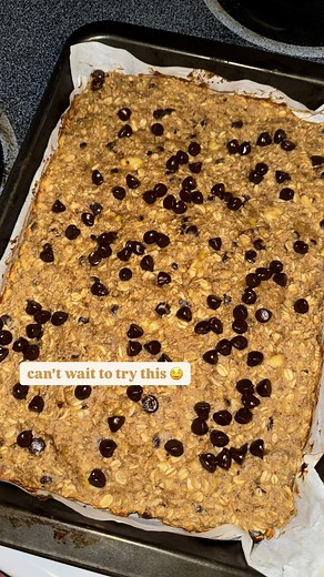 Don’t know what to do with those leftover ripe bananas? 🍌🥜🍫 try this super quick & easy recipe from @veggiesandchocolate ! ~ I had so many ripe bananas leftover that I 𝐝𝐨𝐮𝐛𝐥𝐞𝐝 the recipe. I also added walnuts and a pinch of cinnamon! These came out so yummy and kid approved! 🫡 #oatmealbars #veggiesandchocolate #healthyfood #delish #easyrecipes | Mama Is Losing It