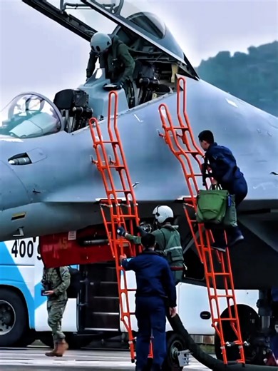 J15 Fighter Pilot Showcased at Nanchang Air Show 2025