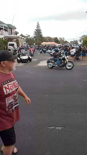 Easyriders worldwide heading off on the annual AGM cruise, as I wasn't riding this weekend I was able to take some footage, enjoy. | Mark O'neill