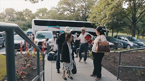 Familias hidrocálidas separadas por la migración se vuelven a abrazar después de más de 10 años. A través de acreditaciones especiales, facilitadas por diversas instituciones, 59 adultos mayores viajaron a Estados Unidos para reencontrarse con sus seres queridos. | Gobierno del Estado de Aguascalientes