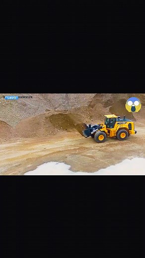 🚜 Top 10 Biggest Wheel Loaders in 2023 🌍 Step into the world of ultimate power and precision engineering! 💥 These colossal wheel loaders are the true giants of modern mining and construction — built to move mountains with unmatched strength, innovation, and design excellence. From the legendary Komatsu WE2350 to the powerful Caterpillar 995, each machine stands as a masterpiece of modern engineering. ⚙️🔥 #BiggestWheelLoaders2023 #PowerfulMachinery #ConstructionGiants #MiningInnovation #Engin