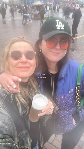 Suzanne Gillot on Instagram: "Ik ben 36 geworden. Er stond geen taart, hingen geen singers en er lag geen kaartje met “voor mijn lievelings” op tafel. En dat vond ik best pijnlijk. Op je verjaardag sta je toch even extra stil bij waar je nu staat. En dus in mijn geval ook hoe anders ik het voor me had gezien. Wie en wat ik allemaal mis. Maar ik voelde ook hoop en trots: dit jaar gaat helemaal over mijn eigen weg en geluk terugvinden. Dus in dat opzicht heeft het ook wel iets moois, dit nieuwe le