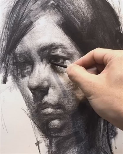 Charcoal flows with lyrical precision in this portrait, where tonal shifts and gestural marks balance structure with spontaneity. The subtle gradations of value and economy of line capture not just likeness but atmosphere, turning restraint into expressive depth. Via: @lutherpaola 🖼️ Artwork: Allegro no. 242, Charcoal on Paper, 46x60cm, 2024.6 Art by: @zinlimart Remarks by: @artartluther #artworkanalysis #paolaluther Art Lessons: @therealatelier 🎨 | Paola Portfolio