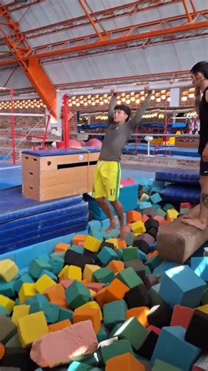 doble Backflip en piscina de espuma #parkour #parkour #runner #flip #parkrunner