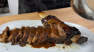 16K views · 372 reactions | Receta de ASADO NEGRO  Cada familia tiene su versión de este plato tradicional venezolano. Hasta el día de hoy, la versión de mi mamá es mi favorita, así que tomé algunas notas de ella para esta versión hecha con costilla de res.  Every family has their own version of this traditional Venezuelan dish. To this day, my mom's version is my favorite so I took some notes from her for this version made with short rib. | Chef Lorena Garcia | Facebook