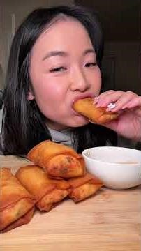 this HITTTT #crabrangoon #crabrangoons #eggrolls #crabrangoonmukbang #crunchy