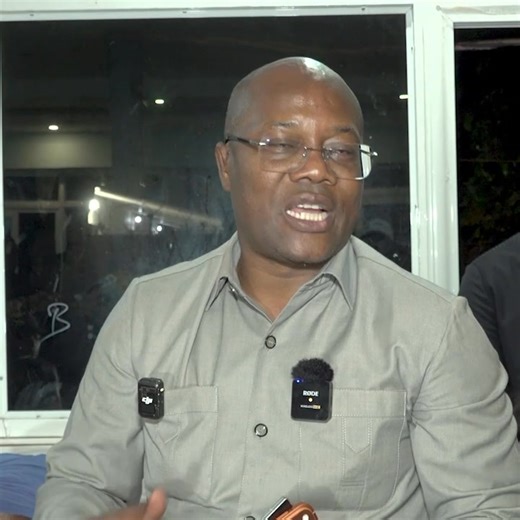 🔵𝐌𝐢𝐧𝐢𝐬𝐭𝐞̀𝐫𝐞 𝐝𝐞𝐬 𝐓𝐫𝐚𝐧𝐬𝐩𝐨𝐫𝐭𝐬 : 𝐜𝐨𝐧𝐟𝐢𝐚𝐧𝐜𝐞 𝐫𝐞𝐧𝐨𝐮𝐯𝐞𝐥𝐞́𝐞, 𝐞𝐧𝐠𝐚𝐠𝐞𝐦𝐞𝐧𝐭 𝐫𝐞́𝐚𝐟𝐟𝐢𝐫𝐦𝐞́ À la suite de sa reconduction à la tête du ministère des Transports, M. le Ministre Ousmane Gaoual a exprimé sa reconnaissance au Président de la République et au Premier Ministre pour la confiance renouvelée. Il a réaffirmé sa détermination à œuvrer avec rigueur, loyauté et engagement pour le développement du pays. 🎥𝕴𝖒𝖆𝖌𝖊𝖘 ✍️𝐒𝐞𝐫𝐯𝐢𝐜𝐞 𝐂𝐨𝐦𝐦𝐮𝐧𝐢