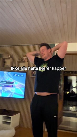 Endelig kunne jeg få lettet mit hjerte fra en stor klump, som har fyldt utrolig meget i mig. En klump jeg har båret rundt på i snart seks år. For dengang stod jeg med min mor livløs i mine arme. Jeg var bange. Jeg var i chok. Og mit liv var i totalt kaos. Jeg var i misbrug, jeg var ikke mig selv, og jeg var slet ikke i stand til at være det menneske, situationen krævede. Efter at have råbt om hjælp af mine lungers fulde kraft. Kom Mads løbende til mig Med ro. Med mod. Med et nærvær, jeg stadig k