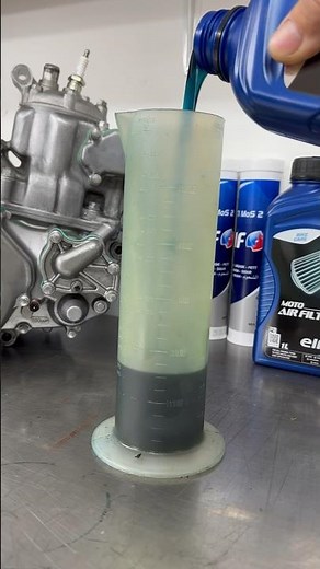 The mix! How many % in the 2-stroke???? Fight, in the comments! #motorcycle #offroad