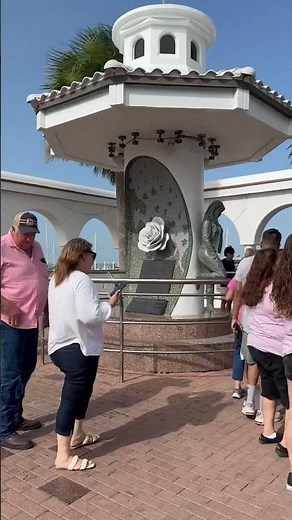 Selena Memorial Statue in #corpuschristi #selena #queenofcumbia #tejano #texas