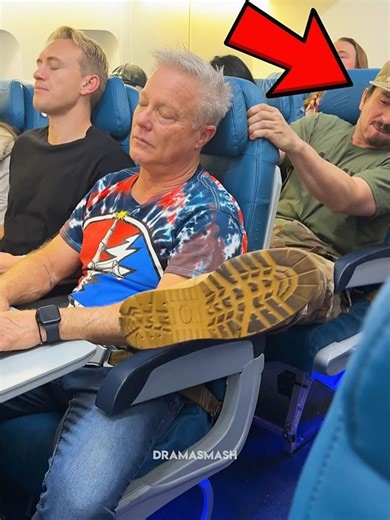 This soldier surprises his dad mid flight