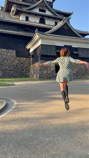 きゃっするひとみー/お城を走る人/#きゃっするらんなー on Instagram: "#松江城 #まつえじょう #matsuecastle 国宝の迫力。 松江城は現存する国宝5城のひとつ。 漆黒の天守が、圧倒的な存在感を放つ。 Matsue Castle one of Japan’s five surviving National Treasure castles. Its jet-black tower commands an overwhelming presence. #きゃっするのきたおしろ #堀尾吉晴 #島根 #島根グルメ #島根県"