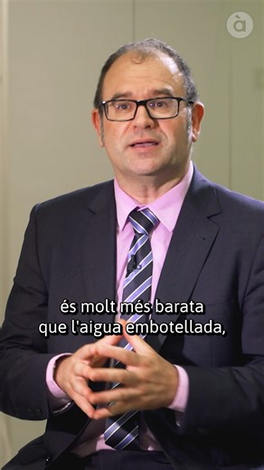 L'expert Eduardo Bolinches ens explica en el programa Zoom À Punt els beneficis que té beure aigua de l'aixeta, més barata i "no per això de pitjor qualitat". I tu, beus aigua de l'aixeta o embotellada? 💧 Et llegim. Més informació en el reportatge de Zoom À Punt dedicat a l'aigua: https://web.apunt.es/zoomaigua | À Punt