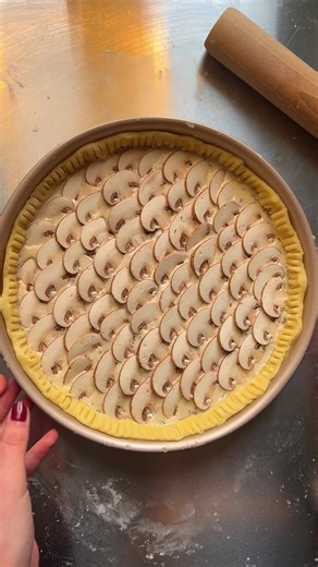 QUICHE AUX CHAMPIGNONS 🍄‍🟫 Ingrédients : Pour la pâte (ou 1 pâte brisée du commerce) : 200 g de farine 100 g de beurre froid 1 pincée de sel 5 cl d’eau froide Pour la garniture : 400 g de champignons de Paris 1 noix de beurre 1 c. à s. de persil frais 20 cl de crème liquide 10 cl de lait 3 œufs Sel, poivre 1 pincée de piment d’Espelette Simple, efficace, toujours une bonne idée 🤍 #quichemaison #recettefacile #cuisinemaison